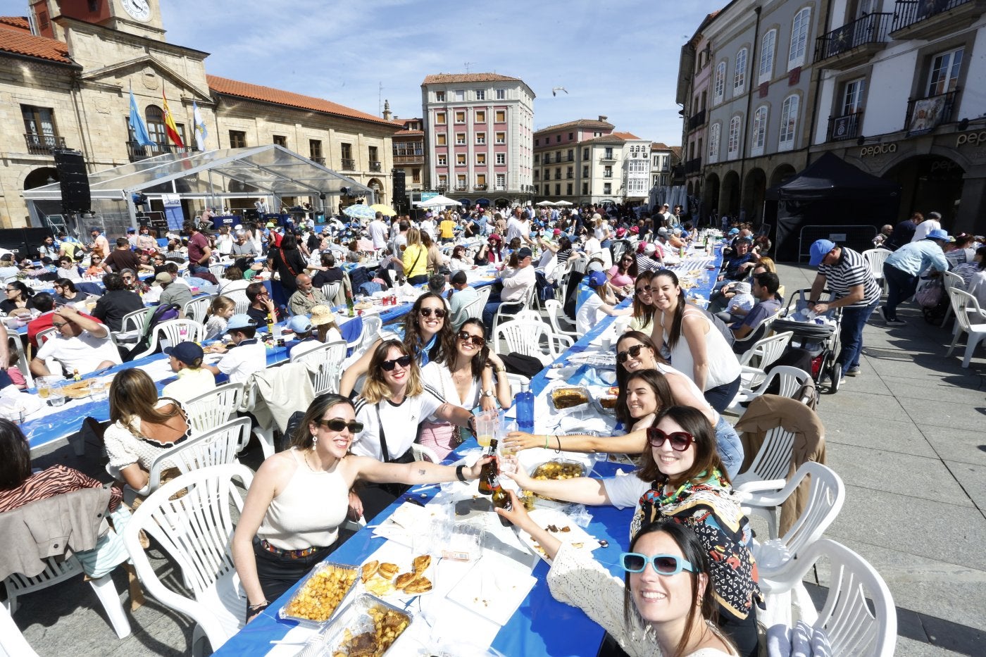 la Comida en la Calla congrega a más de 15.000 personas en Avilés cada año.