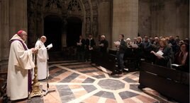 El arzobispo, Jesús Sanz Montes, en primer término, se dirige a los asistentes a la conferencia cuaresmal.