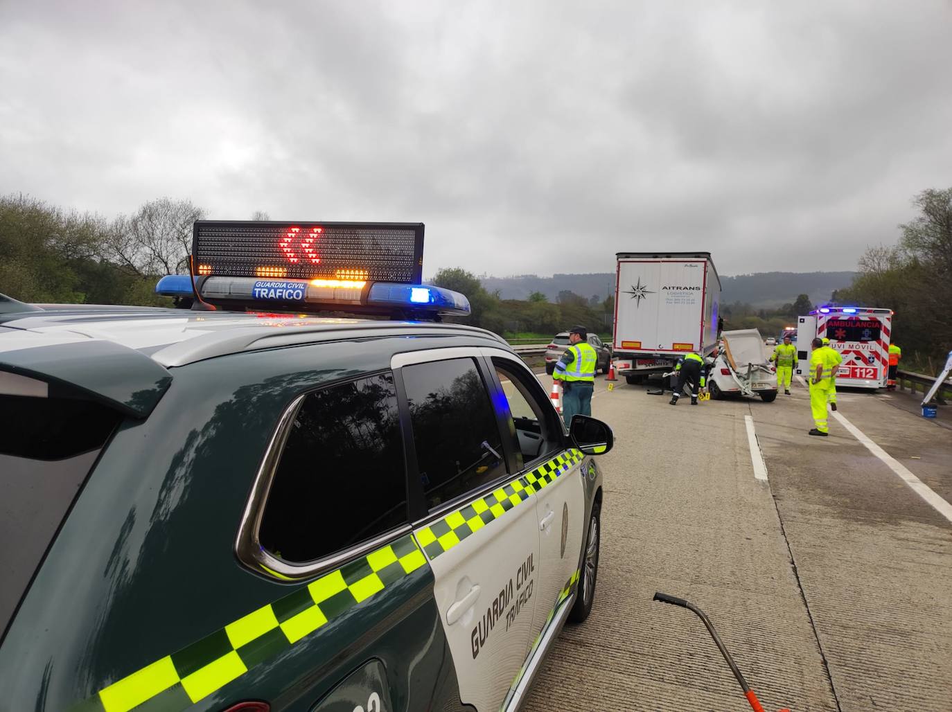 Brutal colisión entre un coche y un camión en la autopista &#039;Y&#039; en Gijón