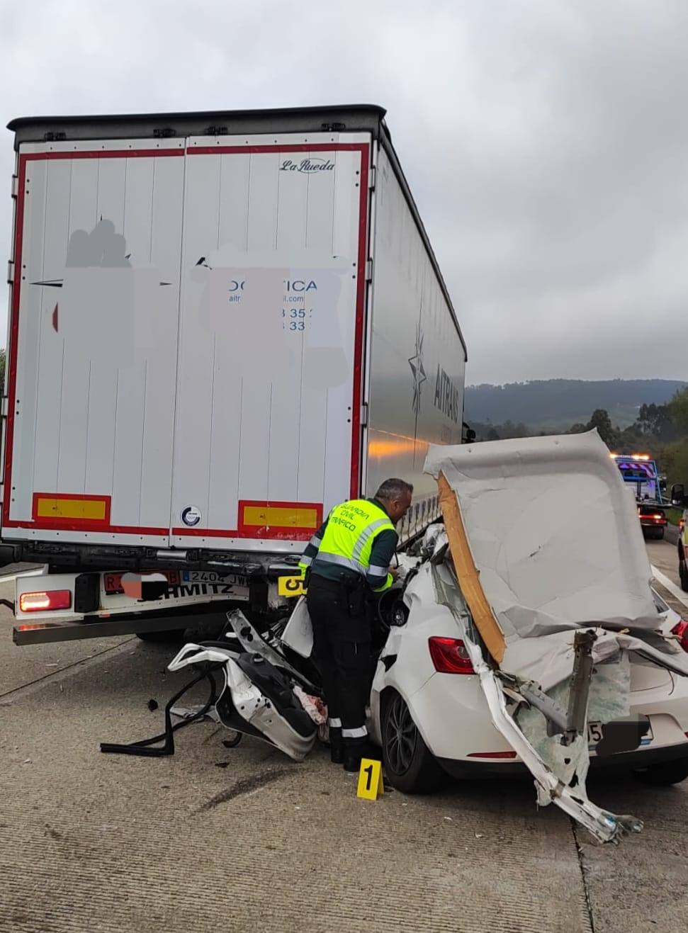 Brutal colisión entre un coche y un camión en la autopista &#039;Y&#039; en Gijón