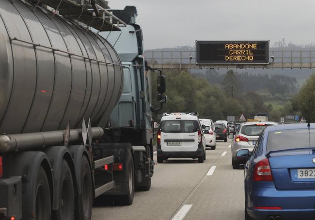 Atasco generado por el accidente en la 'Y'.