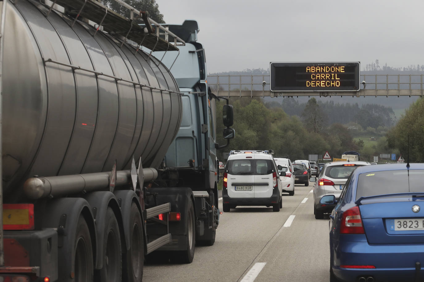 Brutal colisión entre un coche y un camión en la autopista &#039;Y&#039; en Gijón