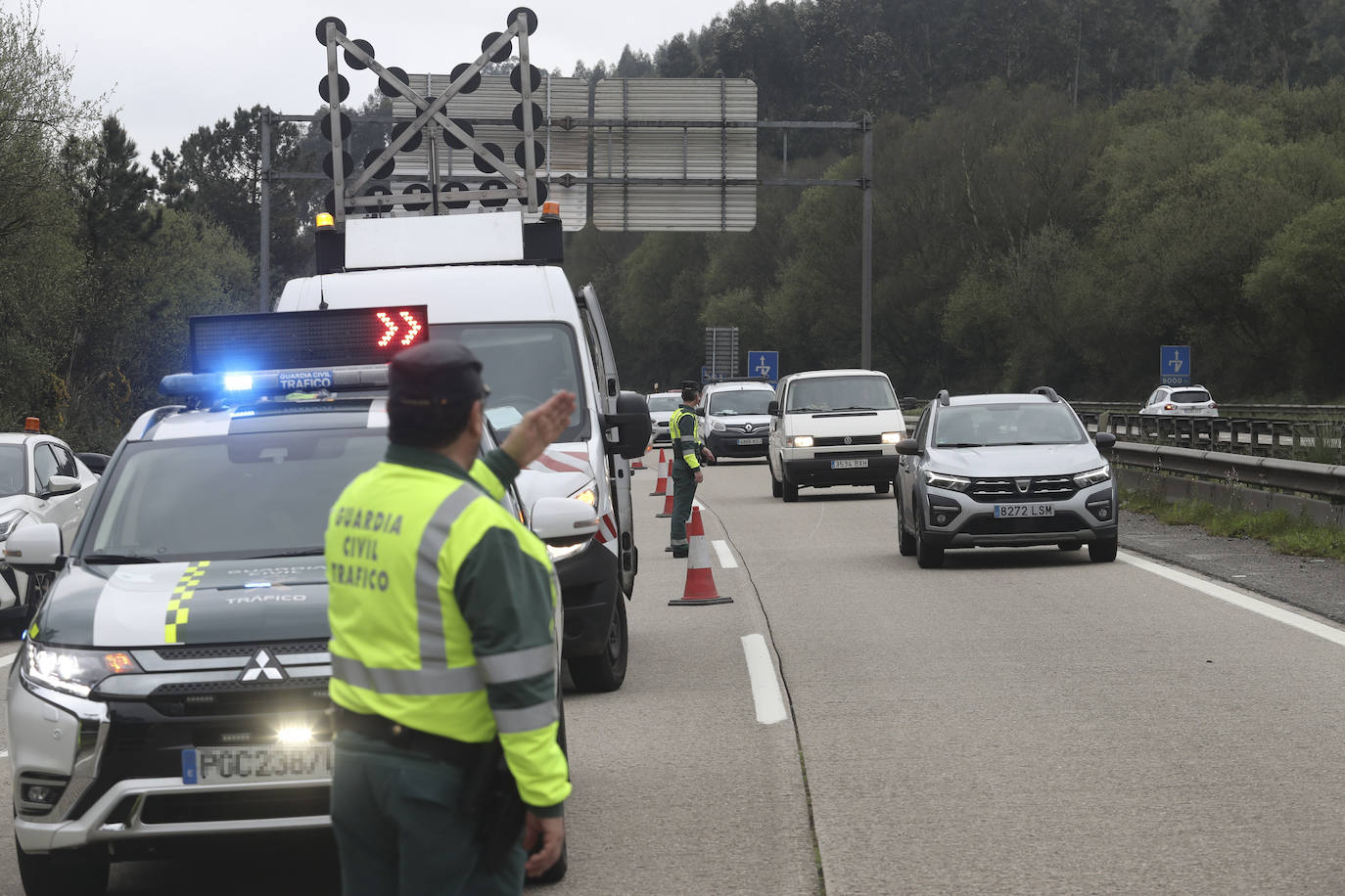 Brutal colisión entre un coche y un camión en la autopista &#039;Y&#039; en Gijón