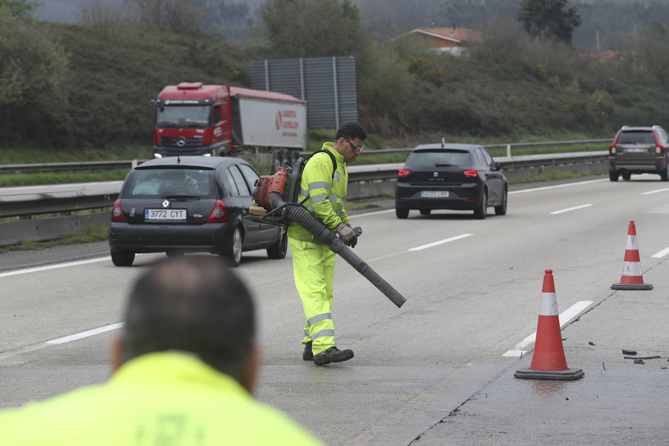 Brutal colisión entre un coche y un camión en la autopista &#039;Y&#039; en Gijón