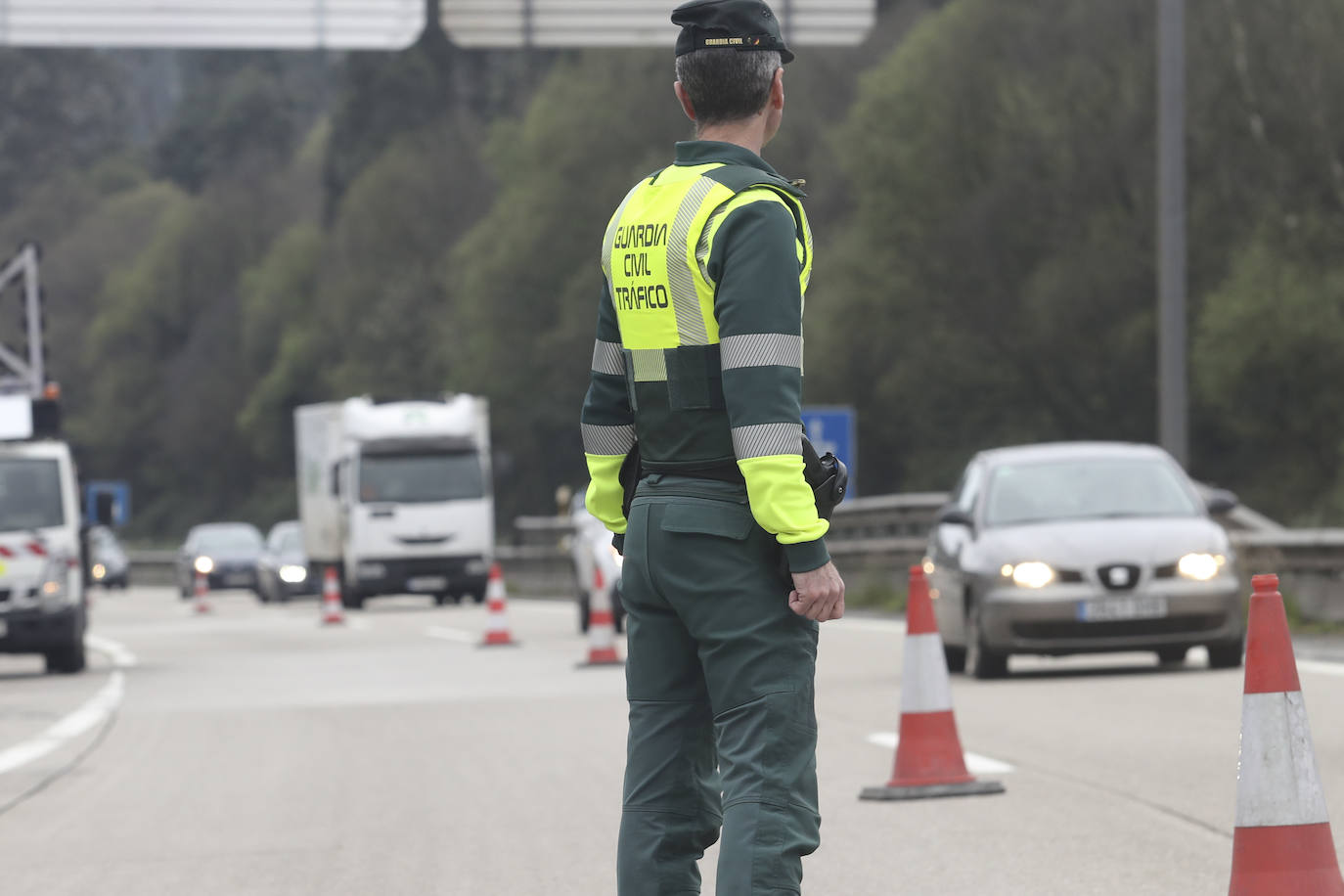 Brutal colisión entre un coche y un camión en la autopista &#039;Y&#039; en Gijón