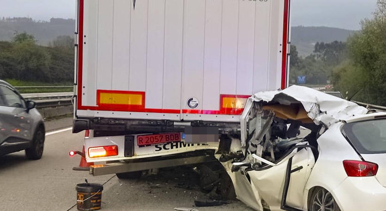 Brutal colisión entre un coche y un camión en la autopista &#039;Y&#039; en Gijón