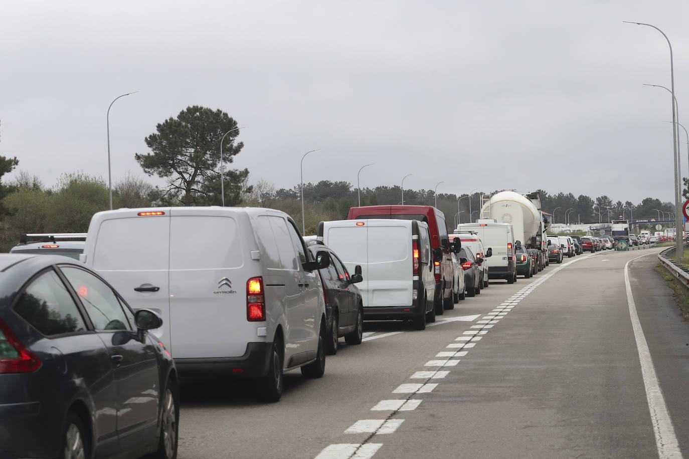 Brutal colisión entre un coche y un camión en la autopista &#039;Y&#039; en Gijón