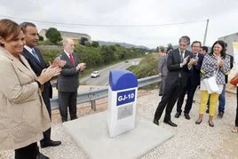 Carmen Moriyón, Fernando Lastra, Gabino de Lorenzo, Íñigo de la Serna, Fernando Couto y Susana López Ares, en el acto de inicio de las obras de duplicación de la carretera GJ-10, el 8 de julio de 2017.