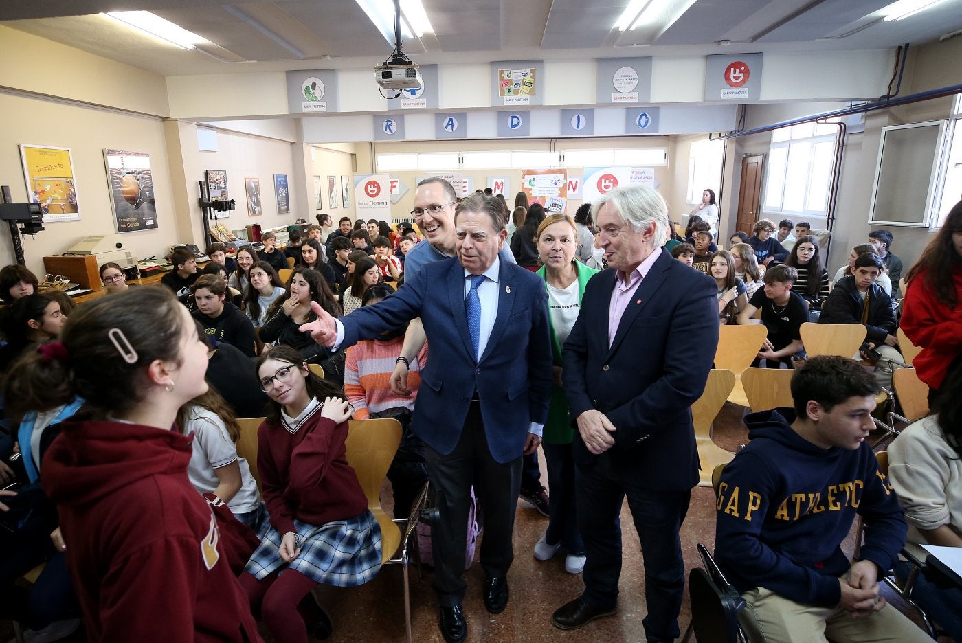 El alcalde saluda a una alumna rodeado del coordinador de la jornada, Nacho García; la locutora Yolanda Montero, y el director del IES Fleming, Santiago González, antes de comenzar la entrevista en directo.