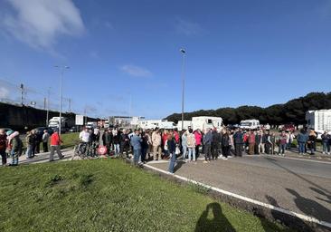 Los vecinos cortan los accesos a El Musel como protesta por el vial de Jove