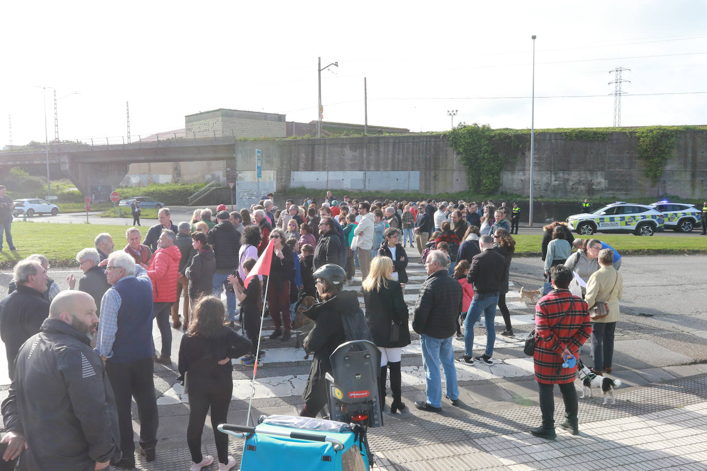 Los vecinos salen a la calle por el hartazgo con el vial de Jove