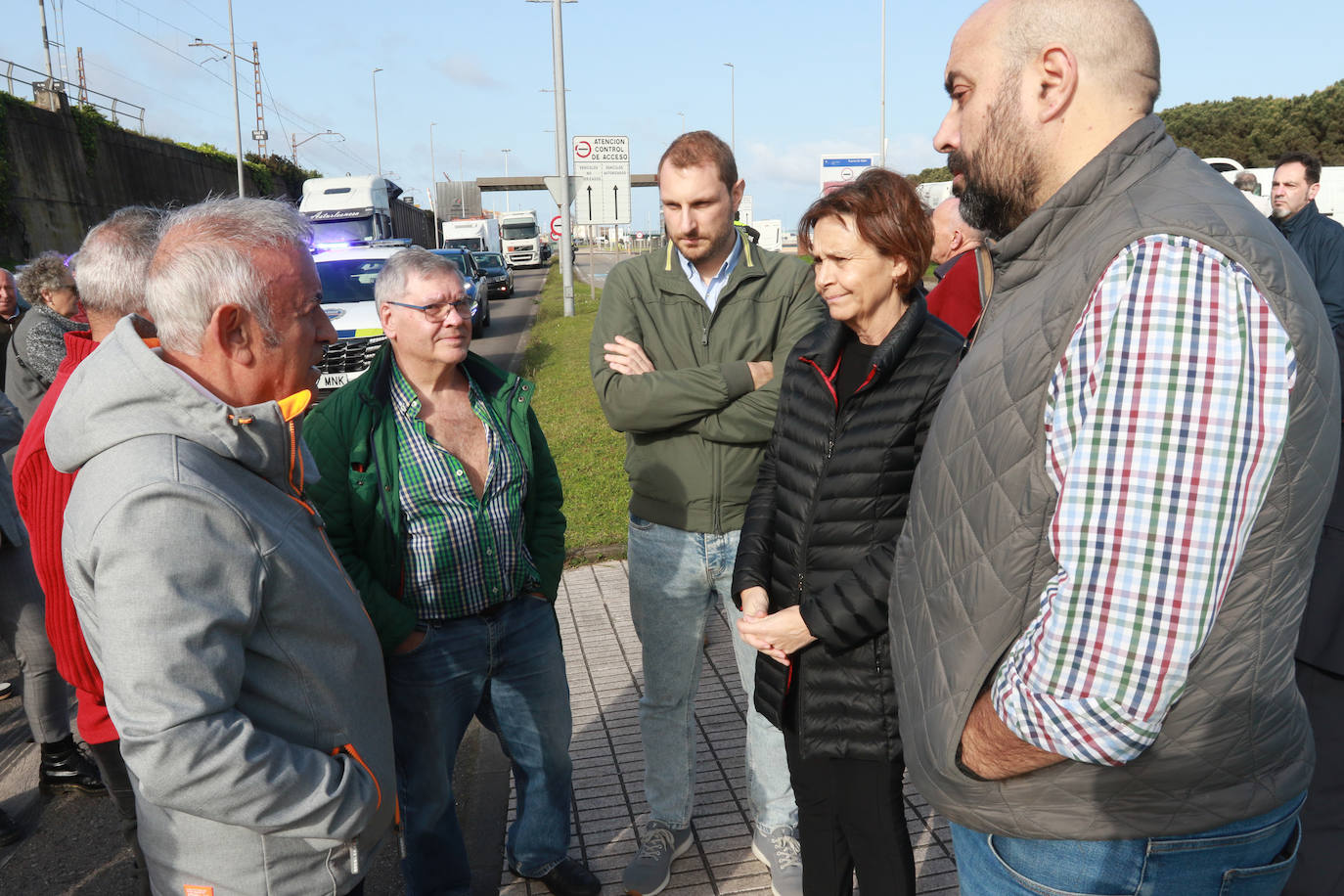 Los vecinos salen a la calle por el hartazgo con el vial de Jove