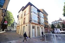 Edificio de pisos turísticos en la Plaza del Riego, en Oviedo.