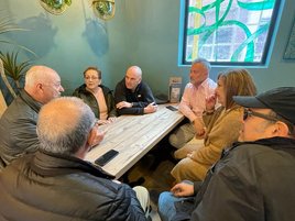 Monchu García y Marina Pineda, reunidos con representantes vecinales de La Calzada de varias etapas.