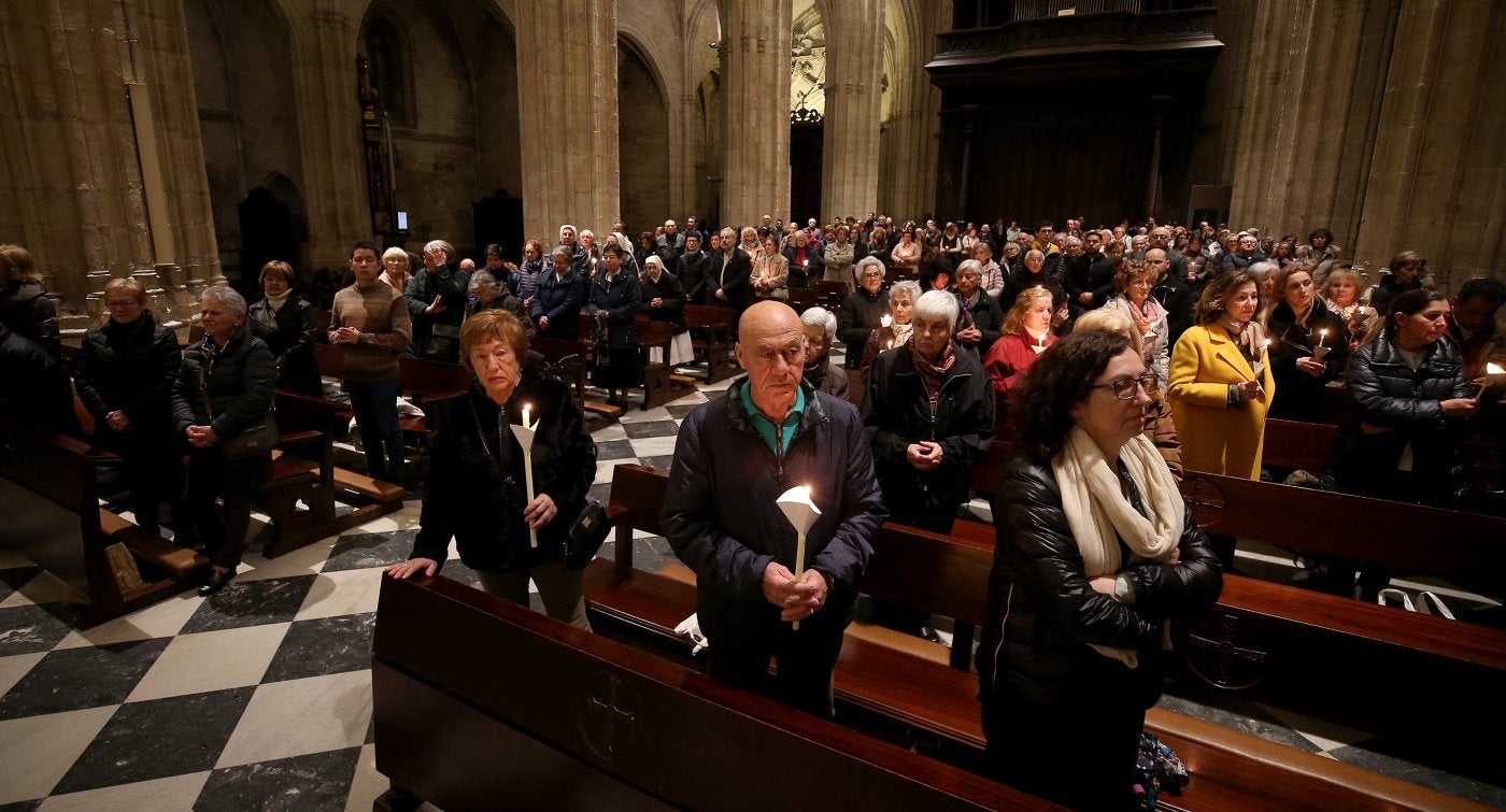 Los fieles asistentes al Vía Crucis, en la nave central de la Catedral.