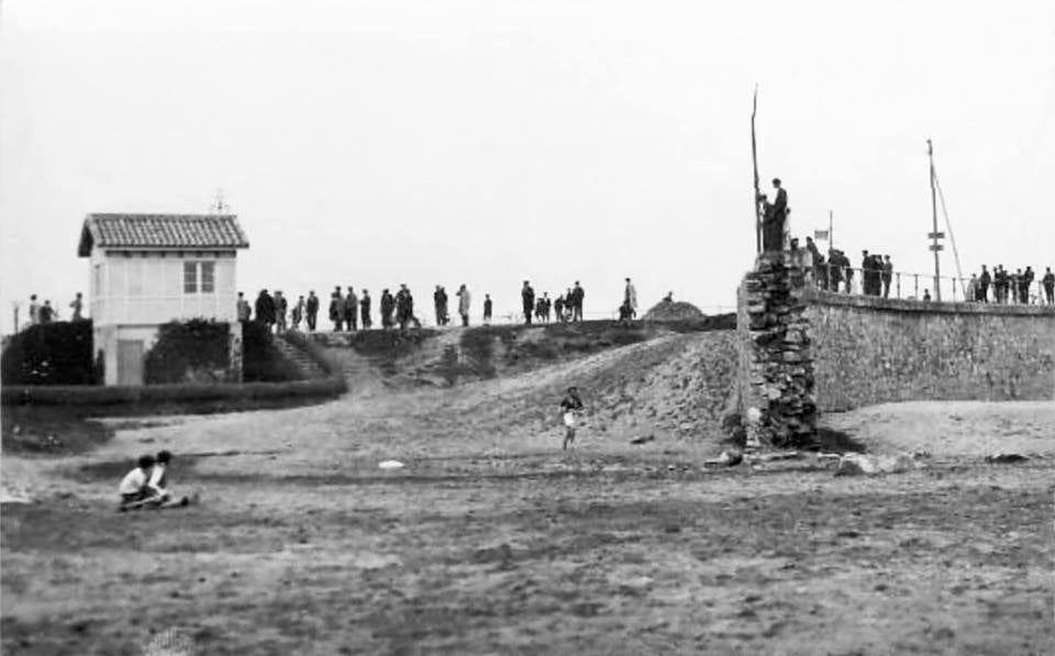 Fielato de la avenida de Castilla en pleno proceso de desecado del Piles y relleno para hacer el parque (desde donde está hecha la foto). A la derecha está el puente del Piles y ante el Kilometrín es donde se instaló el monumento a las Brigadas Navarras. Fecha: julio de 1929.