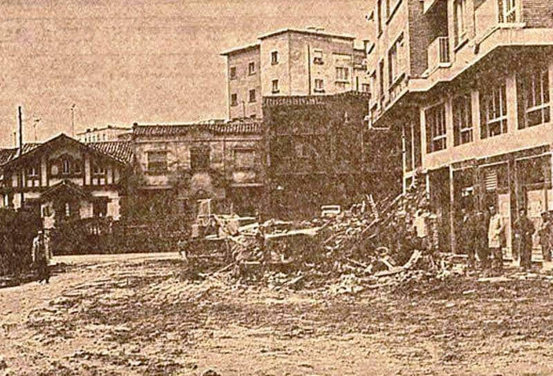 Marzo 1972. Casas derribadas en el cruce de las avenidas de Castilla y la Costa y la manzana de palacetes aguardando el mismo sino. Al fondo se ve el Codema.