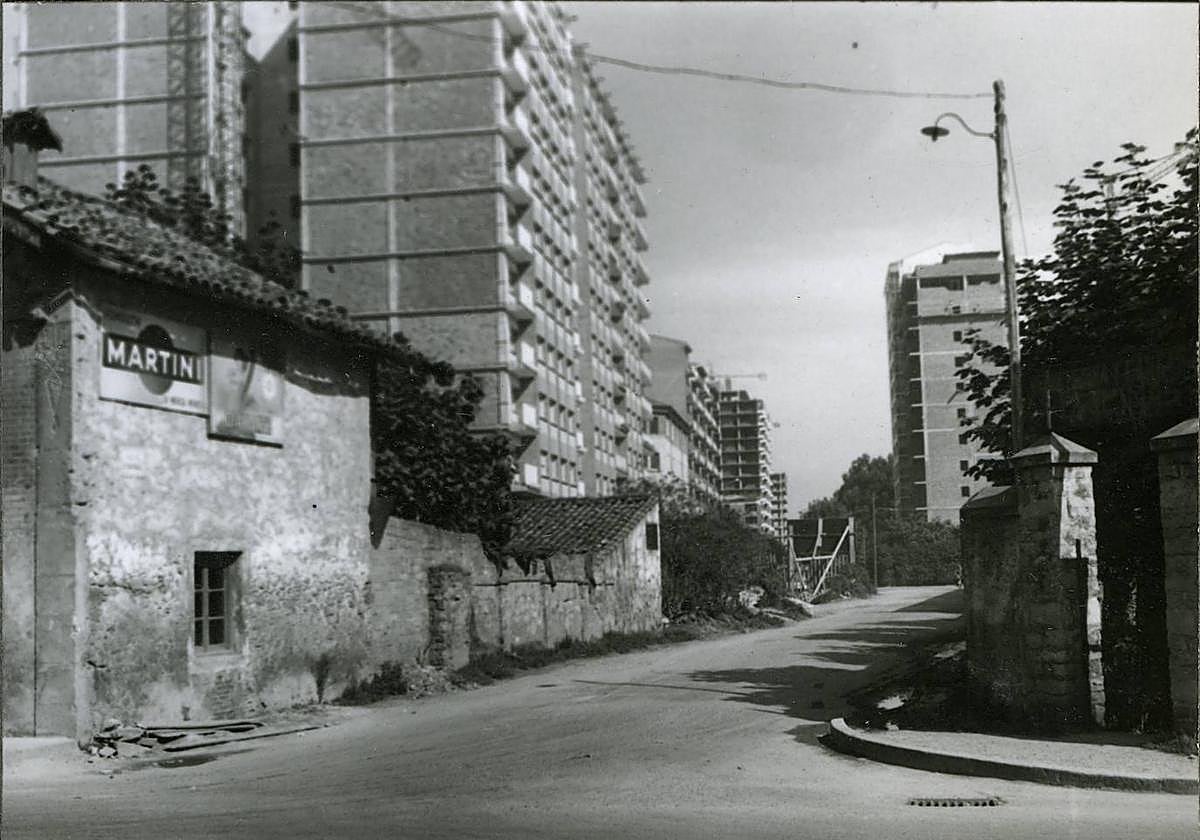 En marzo de 1972 recoge El Comercio el derribo y los escombros de estas casitas de la izquierda. Fecha: 8 de octubre de 1969.