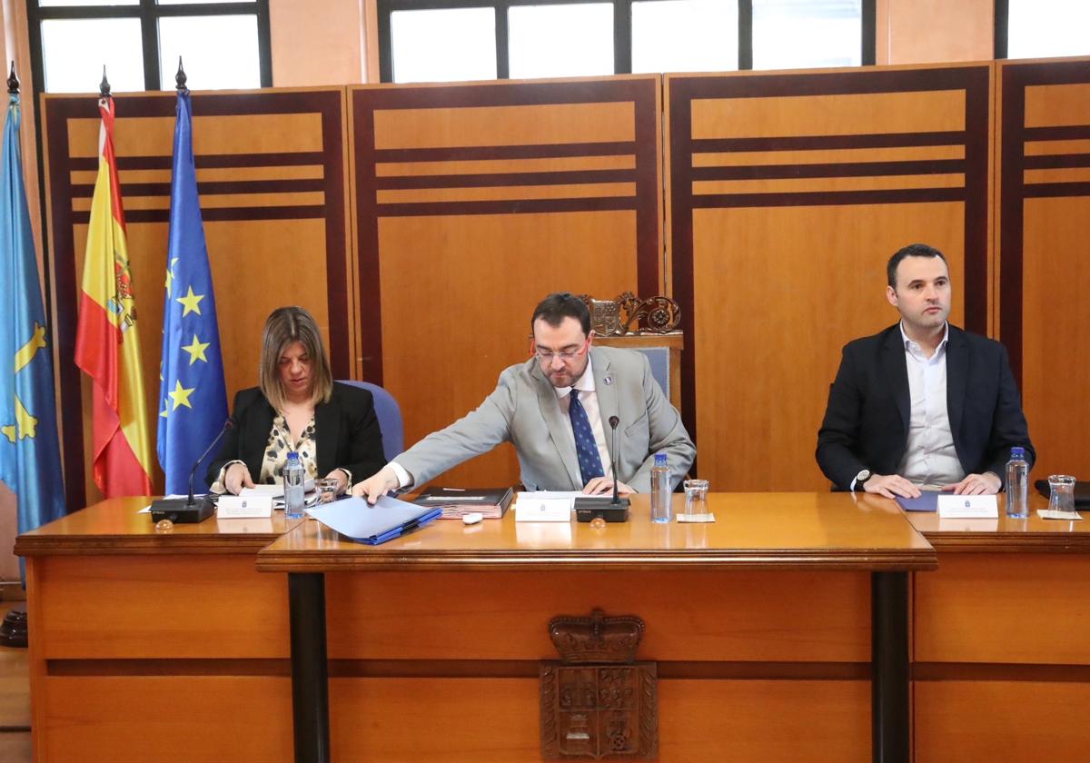 El presidente del Principado de Asturias, Adrián Barbón, ha presidido hoy la reunión del Consejo de Gobierno celebrada en San Martín del Rey Aurelio.