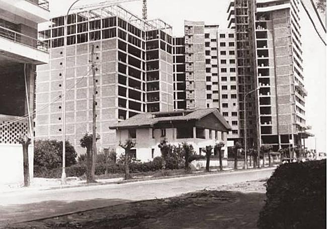Chalet ajardinado que había en el hueco de la avenida de Castilla donde estuvo la tienda de muebles de Garcíablanco. Los edificios altos en construcción son los que dan a Rufo Rendueles (peluquería de Delfín Blanco y estudio de Diego Cabezudo). Fecha: 1970.