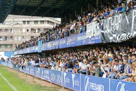 Grada de público en el estadio Suárez Puerta, en el partido de vuelta de los play off de ascenso a Primera RFEF entre el Real Avilés y el Recreativo Granada.