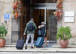 Dos turistas acceden al hotel Palacio de Avilés.