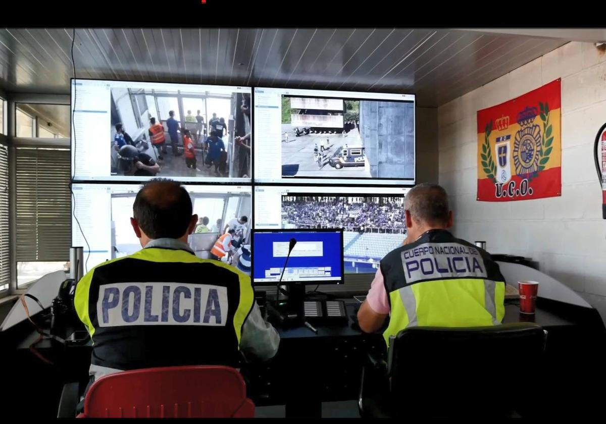 Los agentes revisando las cámaras de seguridad para lograr identificar al agresor.