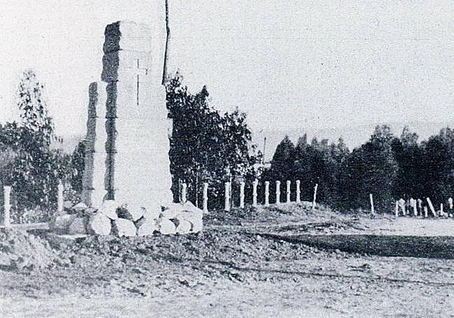 Monumento a las Brigadas Navarras en la avenida de Castilla sobre el puente del Piles. A la izquierda el Kilometrín, en medio penetra la avenida de El Molinón y la siguiente mancha es el parque Isabel la Católica. Justo ahí estaba el fielato. Fecha: 1944.