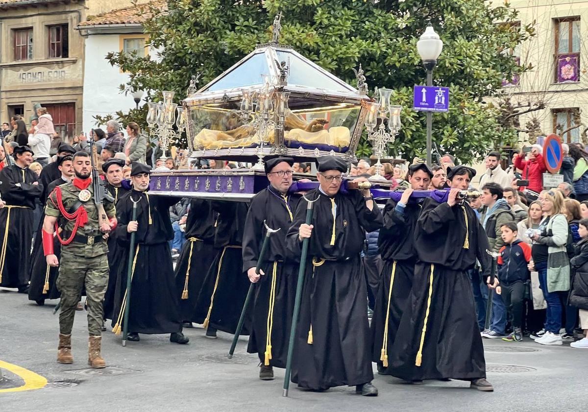 Imagen principal - Procesiones en Villaviciosa, Gijón y Oviedo. 