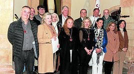 Los nuevos cofrades de la Cofradía del Santo Sepulcro junto con el maestre, Alejandro Vallaure y el pregonero, Andrés Presedo (detrás, a la derecha).