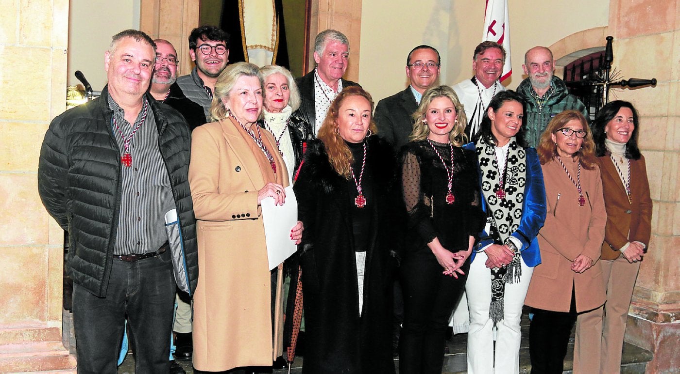 Los nuevos cofrades de la Cofradía del Santo Sepulcro junto con el maestre, Alejandro Vallaure y el pregonero, Andrés Presedo (detrás, a la derecha).