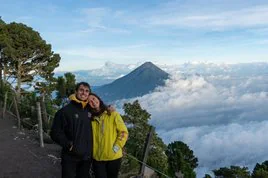 Carlos Mayoral y Sara García en el volcán Acatenango de Guatemala.