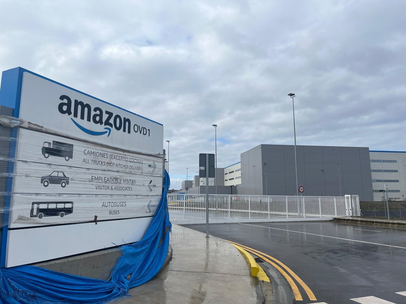 Acceso a la súper planta logística de Amazon en el polígono sierense de Bobes.