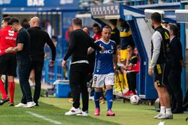 Luis Carrión saluda a Cazorla en el momento de la sustitución del futbolista azul.