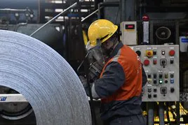Imagen de actividad en las instalaciones de galvanizado de ArcelorMittal en Avilés.