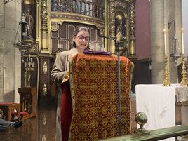 Lourdes Badenes lee el pregón de la Semana Santa de Candás.