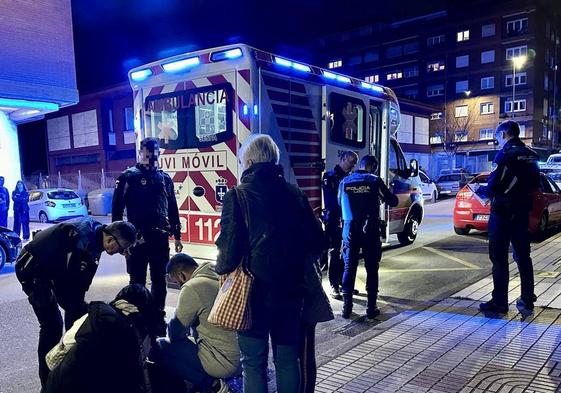 Agentes de la Policía Local y la ambulancia en el lugar del accidente.