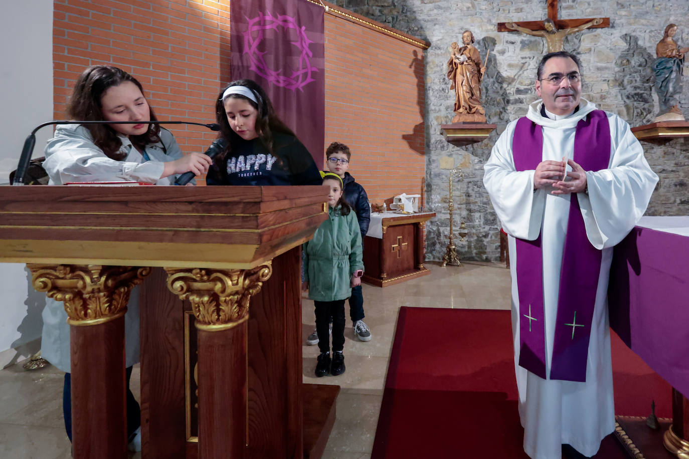 Los niños dan paso a la Semana Santa en Gijón