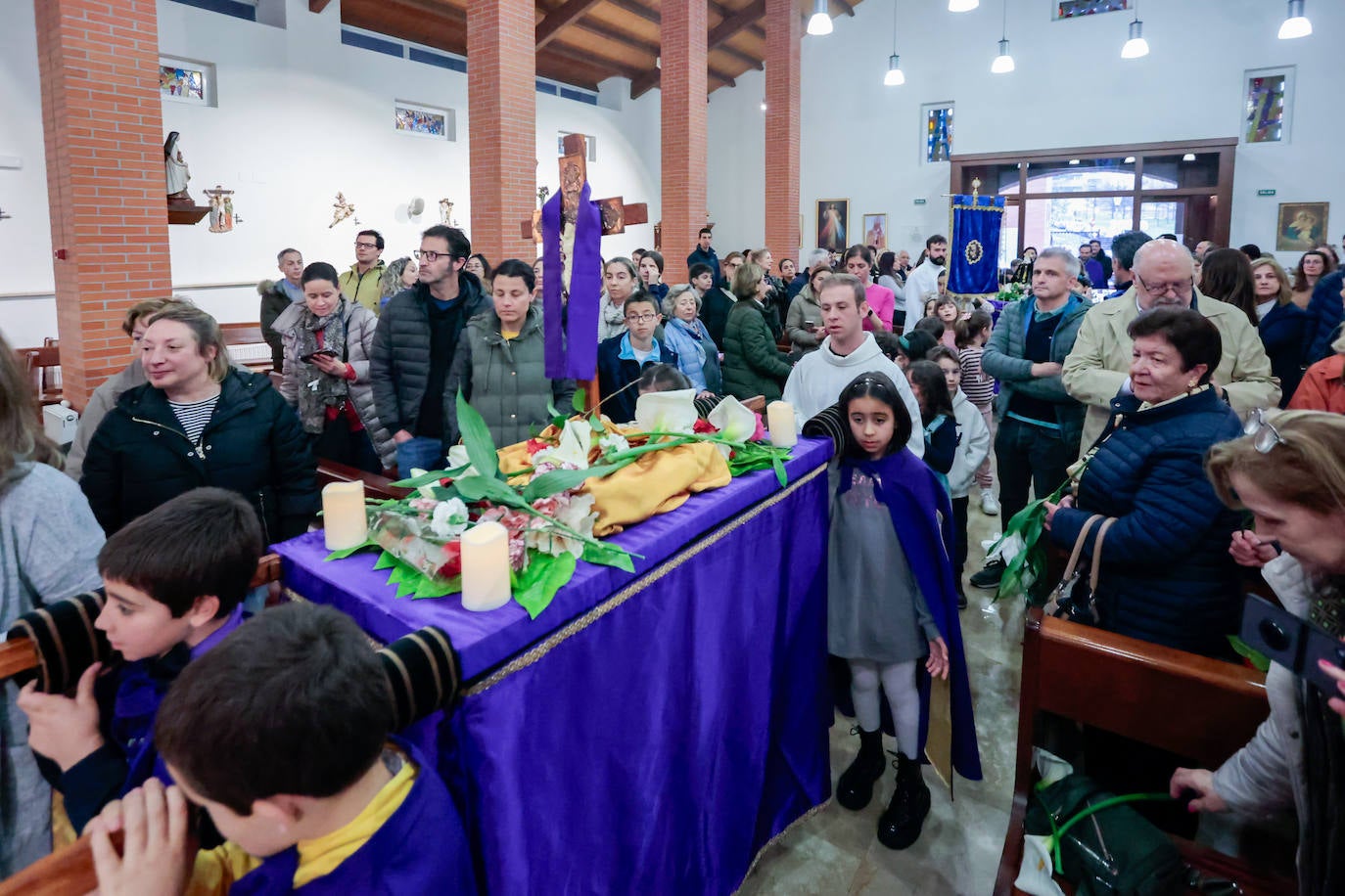 Los niños dan paso a la Semana Santa en Gijón