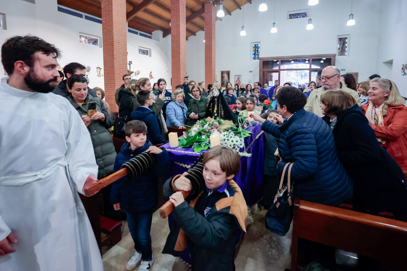 Los niños dan paso a la Semana Santa en Gijón