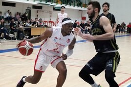 Hugo Cluysen trata de detener el avance de Obi Okafor.