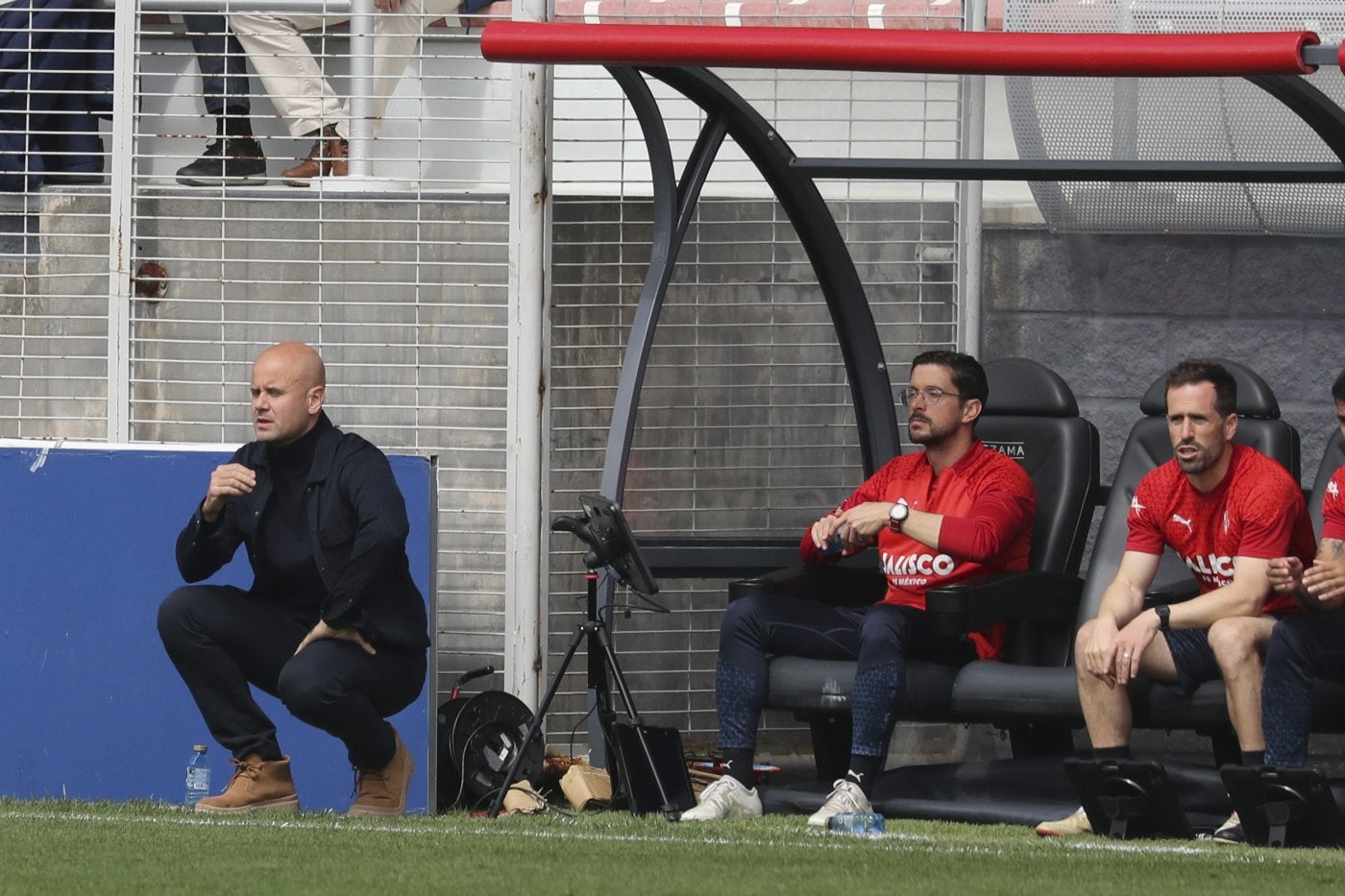 A Ramírez, en cuclillas durante un momento del partido, no le gustó lo que vio ayer en Lezama.