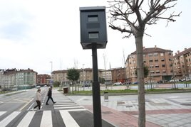 Unas de las siete cajas de radar instaladas en el centro urbano de Lugones.