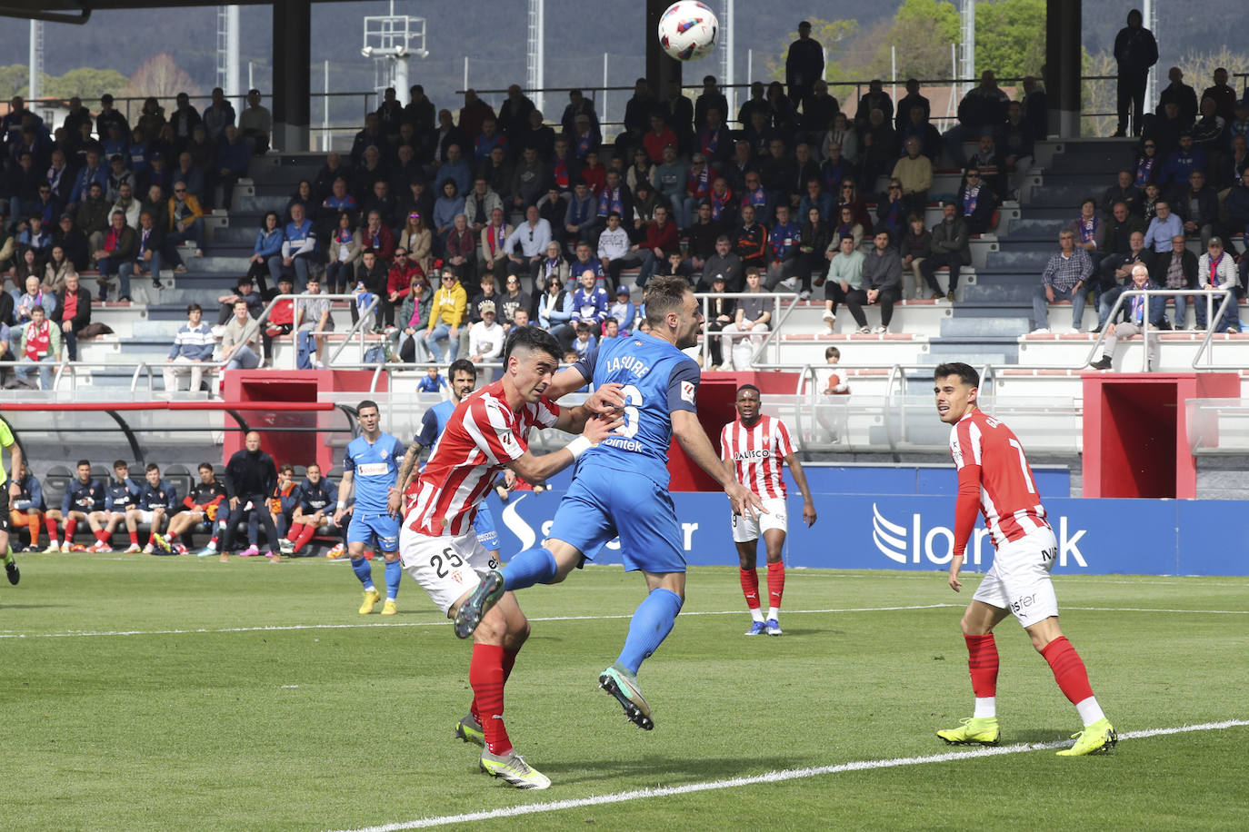 Las imágenes que deja el partido entre el Amorebieta y el Sporting de Gijón