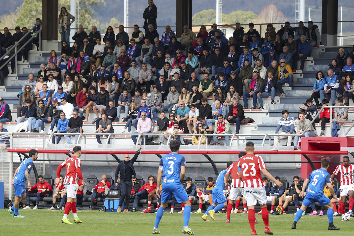 Las imágenes que deja el partido entre el Amorebieta y el Sporting de Gijón