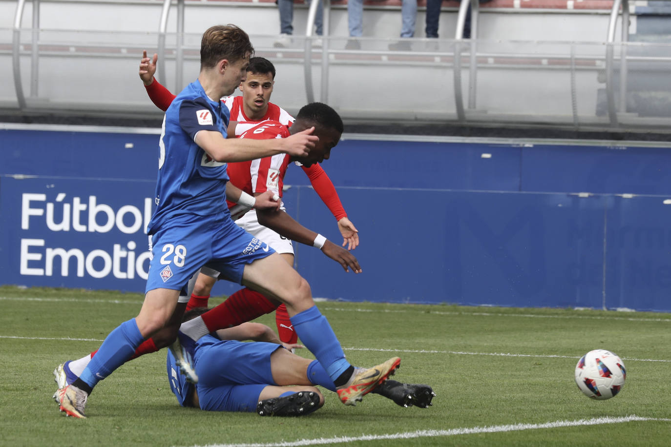 Las imágenes que deja el partido entre el Amorebieta y el Sporting de Gijón