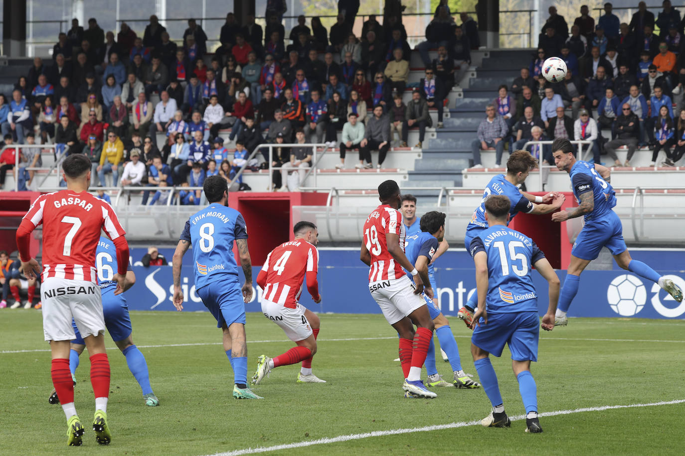 Las imágenes que deja el partido entre el Amorebieta y el Sporting de Gijón