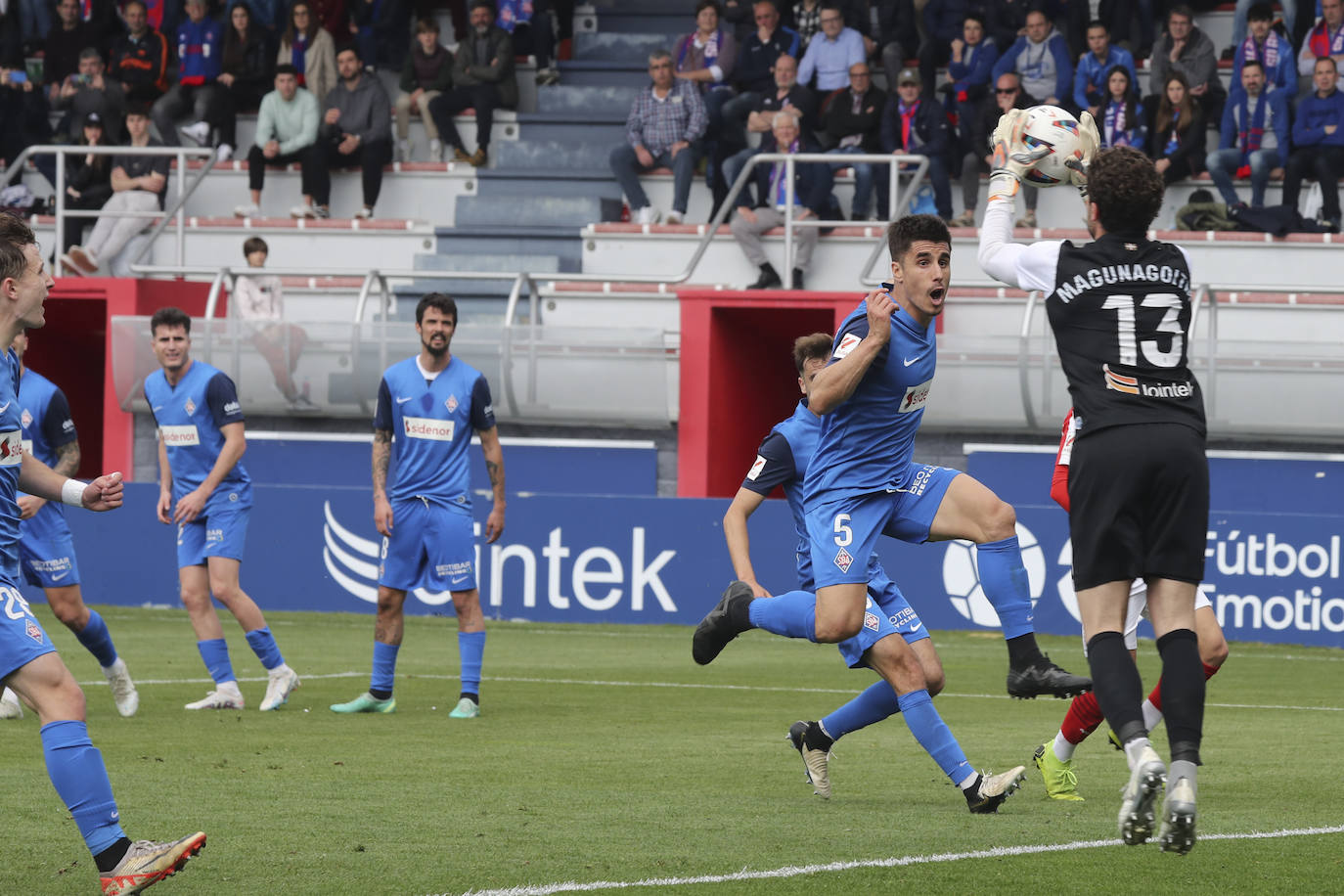 Las imágenes que deja el partido entre el Amorebieta y el Sporting de Gijón