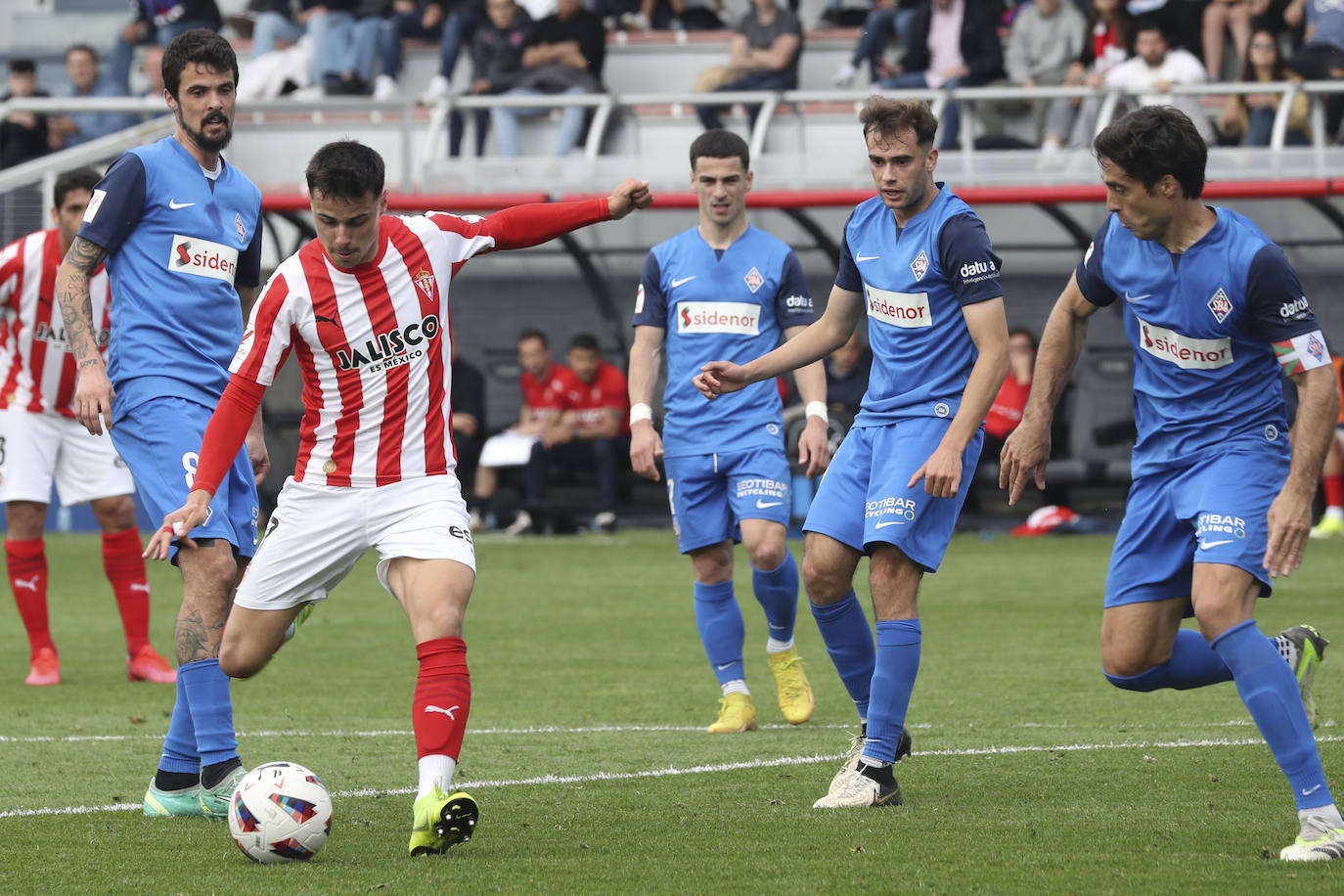 Las imágenes que deja el partido entre el Amorebieta y el Sporting de Gijón