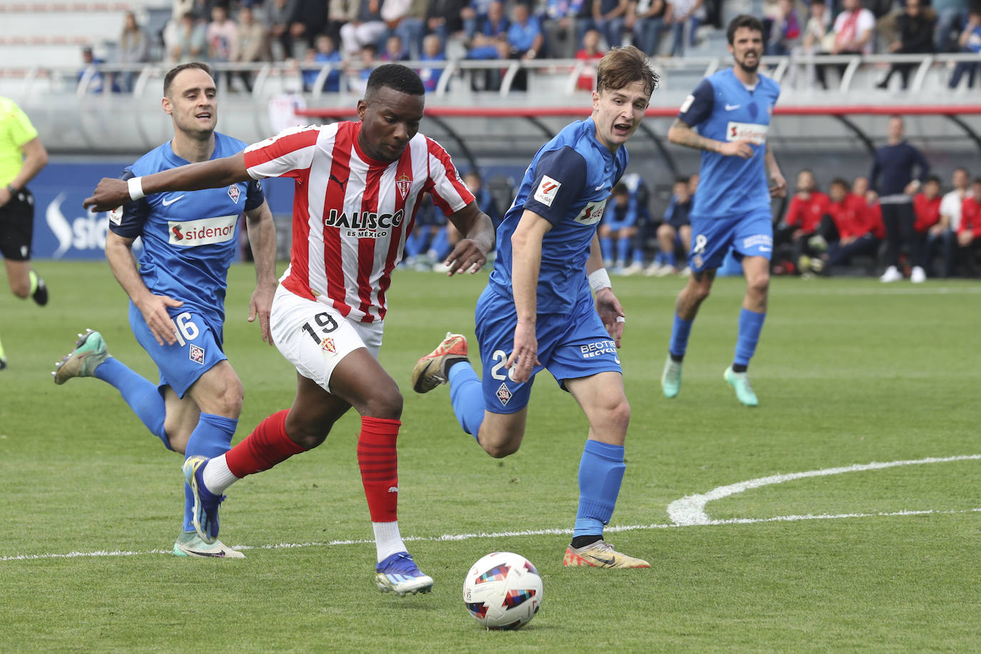 Las imágenes que deja el partido entre el Amorebieta y el Sporting de Gijón